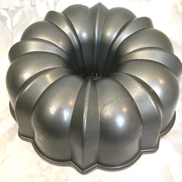 NORDIC WARE Fluted Tube Bundt Cake Pan Bakeware EUC - Picture 2 of 10